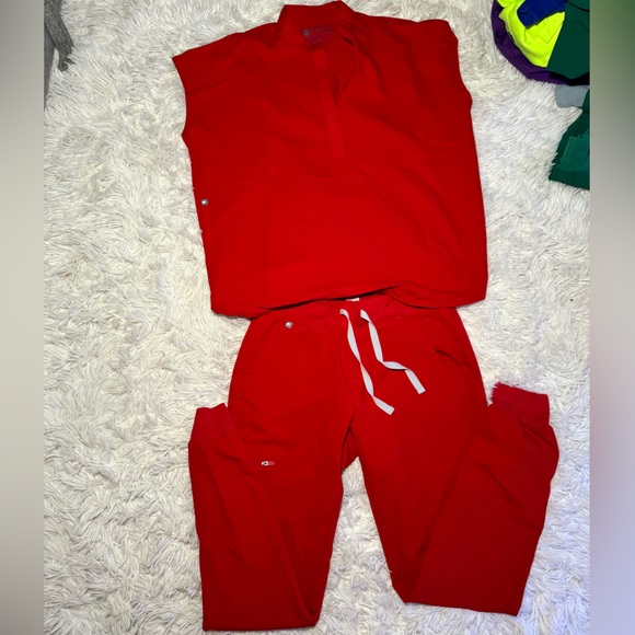 Women’s red scrubs🔴❤️ - Picture 1 of 3